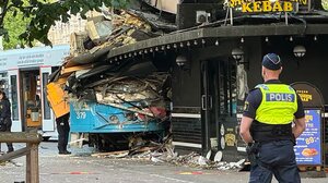 Σουηδία: Εκτροχιάστηκε τραμ και κατέληξε σε πιτσαρία!