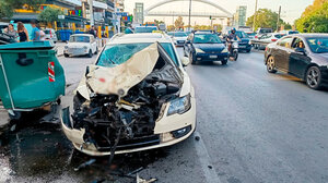 Τροχαίο στην Ποσειδώνος: Νεκρή δημοτική υπάλληλος - Ταξί πήγε να κάνει προσπέραση και καρφώθηκε σε απορριμματοφόρο