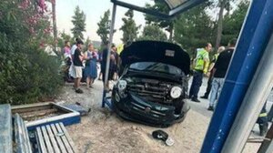 Χαλκιδική: ΙΧ έπεσε σε στάση λεωφορείου μετά από τροχαίο - Δύο τραυματίες