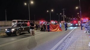 Εθελόντρια πυροσβέστης παρασύρθηκε από ΙΧ την ώρα κατάσβεσης φωτιάς σε αυτοκίνητο