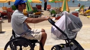 Ο Αντώνης Τσαπατάκης έγινε μπαμπάς και απολαμβάνει τις βόλτες με το μωρό!