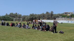 Ρέθυμνο: Από την Αγία Γαλήνη στο γήπεδο του Τσεσμέ οι 501 μετανάστες