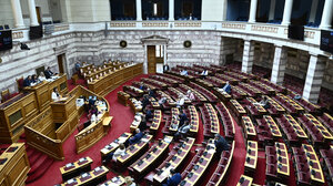 Ψηφίστηκε το νομοσχέδιο για την προστασία των ανηλίκων από προϊόντα καπνού και αλκοόλ