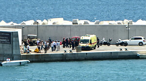 Πτώση ελικοπτέρου στη θάλασσα στη μαρίνα Βουλιαγμένης