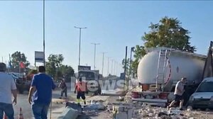 Βυτιοφόρο έπεσε σε μάντρα αυτοκινήτων στο Μενίδι