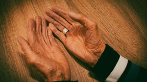 Ο γιατρός που την πήρε τηλέφωνο αποδείχθηκε... απατεώνας!