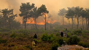  Συνεχίζεται για 3η μέρα η μάχη με τις φλόγες στη Χίο – Νέο μήνυμα του 112