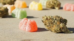 Αθώα η νεαρή μητέρα που έδωσε άθελα της στα παιδιά της ζελεδάκια κάνναβης και τα …έστειλε στο νοσοκομείο