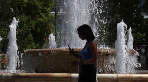 Καιρός: Γενικά αίθριος με τοπικές νεφώσεις - Υψηλά παραμένει ο υδράργυρος