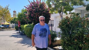 Ένας Ηρακλειώτης καθαρίζει την... γειτονιά του 