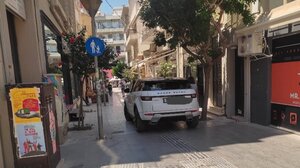 Καθημερινό παράνομο παρκάρισμα σε πεζόδρομο
