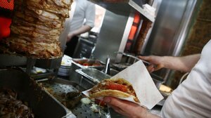 Χανιά: Πλήρωσε... 34 ευρώ για δύο σουβλάκια και δύο μπίρες!