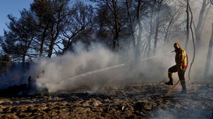 Φωτιά στο Πικέρμι: Κάηκαν σπίτια, απεγκλωβισμοί και μάχη με τις φλόγες