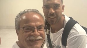 Οι διακοπές του Κώστα Σλούκα στην Κρήτη και η... απρόσμενη συνάντηση με τον Δήμαρχο!