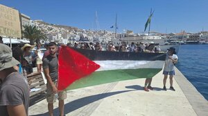 Σύρος: Συγκέντρωση υπέρ της Παλαιστίνης – Κρουαζιερόπλοιο αναχώρησε χωρίς να αποβιβαστούν οι Ισραηλινοί επιβάτες του