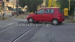 Πάρκαρε πάνω σε γραμμές τρένου και πήγε παίξει τυχερά παιχνίδια