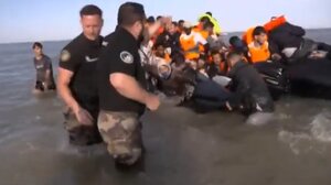 BBC: Γάλλοι αστυνομικοί μπήκαν στη θάλασσα με μαχαίρια και έσκισαν φουσκωτό μεταναστών