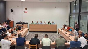 Διαμαρτυρία του Μανώλη Μιχελαράκη με αφορμή τη σύσκεψη φορέων στην Ιεράπετρα