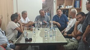 Αγία Γαλήνη: Με κατοίκους και επιχειρηματίες ο Δήμαρχος μετά την "έκρηξη" μεταναστευτικών ροών