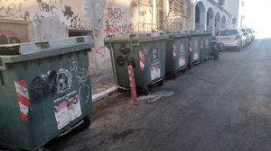 Άγιος Νικόλαος: Μεταφέρουν τους κάδους για να καθαρίσουν τον δρόμο!