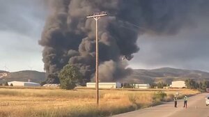 Αλεξανδρούπολη: Συνεχίζει να καίει η πυρκαγιά στην μονάδα ανακύκλωσης 