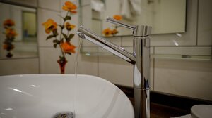 Καθρέφτες μπάνιου: Τα 2 κοινά λάθη που πρέπει να αποφεύγετε για να μην θαμπώνουν