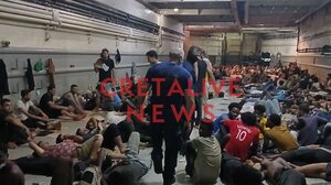 Παράσταση διαμαρτυρίας Aστυνομικών μπροστά στην μπουκαπόρτα του πολεμικού πλοίου 