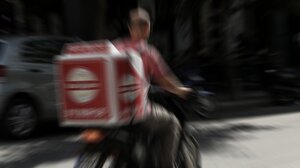 Καύσωνας: Απαγορεύονται οι εξωτερικές εργασίες και τα delivery από 12.00 έως 16.00 το Σάββατο