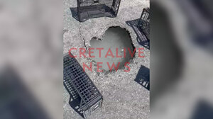 Ηράκλειο: Μια μεγάλη τρύπα με νερό στη... μέση του δρόμου! (βίντεο)