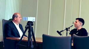 Οργή στην Κύπρο για τον Φειδία Παναγιώτου: Πήρε συνέντευξη από τον ηγέτη του ψευδοκράτους, Ερσίν Τατάρ