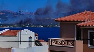 Φωτιά Αλιβέρι: «Έγλειψε» σπίτια - Καλύτερη η εικόνα