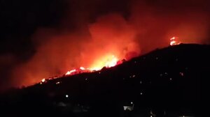 Ανεξέλεγκτη η φωτιά στην Κάρυστο - Επιχειρούν εναέρια μέσα