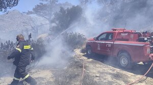 Χωρίς αναζωπυρώσεις, αλλά με ισχυρούς ανέμους, ο φόβος και η επιφυλακή παραμένουν στα καμένα της Ιεράπετρας