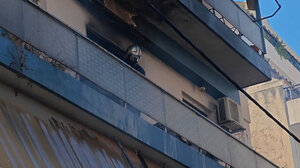 Μια γυναίκα νεκρή και ένας τραυματίας σε φωτιά σε διαμέρισμα στον Πειραιά