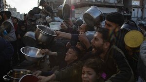 Λιμός στη Γάζα: Το Ισραήλ επιτρέπει ρίψεις βοήθειας από αέρος μετά τον θάνατο 100 ανθρώπων από πείνα