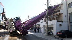 Αναστάτωση στο Περιστέρι: Γερανοφόρο έπεσε πάνω σε διώροφο κτίριο - Δείτε βίντεο