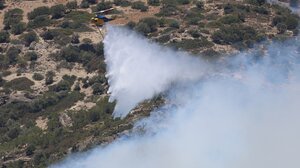 Ιεράπετρα: Συνεχής η μάχη με τις αναζωπυρώσεις και τους ισχυρούς ανέμους