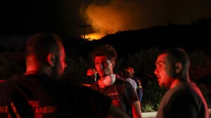 "Κατάπιαν" οι φλόγες την Αγία Φωτιά: βιβλικές καταστροφές από τη γιγάντια πυρκαγιά στην Ιεράπετρα που εξακολουθεί να μαίνεται