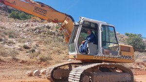 Χανιά: Ο ιερέας ανέβηκε στον εκσκαφέα για να "κηρύξει" την έναρξη των εργασιών - Βίντεο