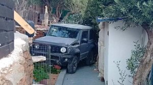 Τήνος: Τζιπ παρασύρθηκε από τον αέρα και έπεσε μέσα σε σπίτι