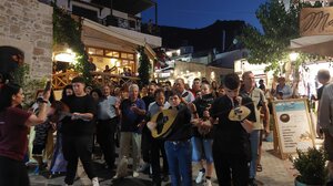 Τουρίστες και ντόπιοι ταξίδεψαν στο χθες με λύρες, μαντινάδες και κεράσματα από Κρητικοπούλες (video)