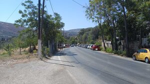 Μπάχαλο έξω από την Κνωσό - Παρκάρουν ανεξέλεγκτα στον δρόμο, κίνδυνος ατυχήματος!