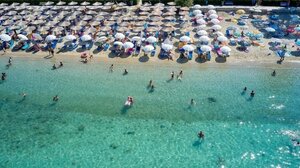 Ξαπλώστρες δίπλα στο κύμα έναντι 235 ευρώ 