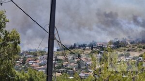 Βελτιωμένη η εικόνα της φωτιάς στο Κορωπί – Οι φλόγες πέρασαν μέσα από κατοικημένες περιοχές