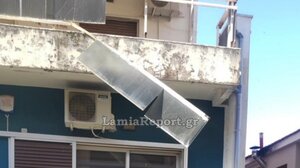 Μεγάλο κομμάτι κάγκελου με τζάμια αιωρούνταν πάνω από τα κεφάλια περαστικών!