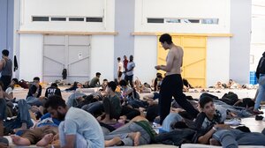 Σε εφαρμογή η επιχείρηση αποσυμφόρησης της Κρήτης από μετανάστες – Μαίνεται η πολιτική αντιπαράθεση