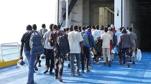 Με αρματαγωγό του Πολεμικού Ναυτικού φεύγουν από την Κρήτη εκατοντάδες μετανάστες