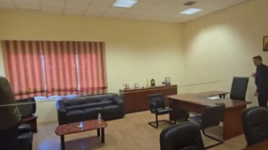 Δήμαρχος έβγαλε … μεζούρα για να μετρήσει το γραφείο του