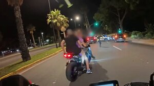 Επεισοδιακό μπλόκο στη Βουλιαγμένη: Παραλίγο να πατήσουν αστυνομικούς για να διαφύγουν -Βίντεο