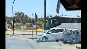 "Πάγωσαν" στη θέα του οδηγού στο αντίθετο ρεύμα κυκλοφορίας! - Βίντεο